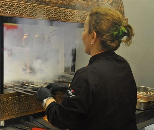 Kebap sektörü, Türkiye'nin gastronomi kültürünün en önemli yapı taşlarından biri olarak her gün milyonlarca kişiye hizmet veriyor. Geleneksel lezzetlerin korunması kadar üretim sürecinde uygulanan hijyen kuralları da işletmelerin başarısını doğrudan etkileyen unsurlar arasında bulunuyor. Tüketicilerin bilinç seviyesinin yükselmesiyle birlikte artık yalnızca lezzet değil, üretim koşulları, mutfak düzeni ve gıda güvenliği uygulamaları da restoran seçiminde belirleyici rol oynuyor. Konulu bir haber görseli.