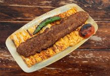 Türkiye’nin önemli gastronomi alanlarından biri olan kebap sektörü, son yıllarda büyümesine rağmen ciddi bir iş gücü krizi ile karşı karşıya kalmış durumda. Özellikle deneyimli usta sayısındaki azalma, restoranların operasyonel süreçlerini zorlaştırırken sektör genelinde hizmet kalitesini de doğrudan etkiliyor. Konulu bir haber görseli.