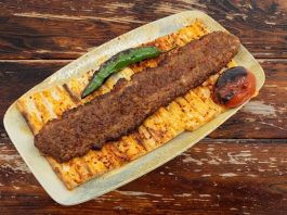 Türkiye’nin önemli gastronomi alanlarından biri olan kebap sektörü, son yıllarda büyümesine rağmen ciddi bir iş gücü krizi ile karşı karşıya kalmış durumda. Özellikle deneyimli usta sayısındaki azalma, restoranların operasyonel süreçlerini zorlaştırırken sektör genelinde hizmet kalitesini de doğrudan etkiliyor. Konulu bir haber görseli.