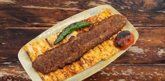 Türkiye’nin önemli gastronomi alanlarından biri olan kebap sektörü, son yıllarda büyümesine rağmen ciddi bir iş gücü krizi ile karşı karşıya kalmış durumda. Özellikle deneyimli usta sayısındaki azalma, restoranların operasyonel süreçlerini zorlaştırırken sektör genelinde hizmet kalitesini de doğrudan etkiliyor. Konulu bir haber görseli.