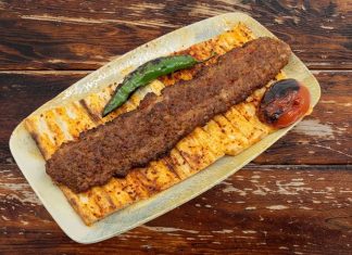 Kebap Sektöründe İş Gücü Krizi Türkiye’nin önemli gastronomi alanlarından biri olan kebap sektörü, son yıllarda büyümesine rağmen ciddi bir iş gücü krizi ile karşı karşıya kalmış durumda. Özellikle deneyimli usta sayısındaki azalma, restoranların operasyonel süreçlerini zorlaştırırken sektör genelinde hizmet kalitesini de doğrudan etkiliyor. Konulu bir haber görseli.