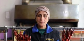Türkiye’nin gastronomi alanında en güçlü dallarından biri olan kebap sektörü, son yıllarda yalnızca erkek ustaların ve işletmecilerin değil, aynı zamanda kadın girişimcilerin de aktif rol aldığı bir alan haline gelmiştir. Kadınların işletme yönetimi, mutfak organizasyonu ve marka geliştirme süreçlerindeki artan varlığı, sektörün hem ekonomik hem de kültürel açıdan daha dengeli bir yapıya kavuşmasını sağlamaktadır. Konulu bir haber görseli.