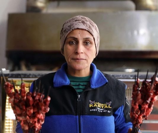 Kebap Sektöründe Kadın Girişimciler Türkiye’nin gastronomi alanında en güçlü dallarından biri olan kebap sektörü, son yıllarda yalnızca erkek ustaların ve işletmecilerin değil, aynı zamanda kadın girişimcilerin de aktif rol aldığı bir alan haline gelmiştir. Kadınların işletme yönetimi, mutfak organizasyonu ve marka geliştirme süreçlerindeki artan varlığı, sektörün hem ekonomik hem de kültürel açıdan daha dengeli bir yapıya kavuşmasını sağlamaktadır. Konulu bir haber görseli.