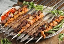 Kebap Sektöründe Toptan Et Fiyatları Türkiye’de kebap sektörü, gastronomi alanının en güçlü ve en hareketli kollarından biri olarak öne çıkıyor. Restoranların sunduğu ürün kalitesini belirleyen en önemli unsurlar arasında kullanılan etin niteliği kadar satın alma maliyeti de yer alıyor. Bu nedenle toptan et fiyatları, işletmelerin maliyet hesaplamalarında ve fiyat politikalarının oluşturulmasında belirleyici rol üstleniyor. Hayvancılık üretiminden lojistik süreçlerine, yem maliyetlerinden arz ve talep dengesine kadar birçok unsur, et fiyatlarının şekillenmesinde etkili oluyor. Konulu bir haber görseli.