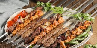 Türkiye’de kebap sektörü, gastronomi alanının en güçlü ve en hareketli kollarından biri olarak öne çıkıyor. Restoranların sunduğu ürün kalitesini belirleyen en önemli unsurlar arasında kullanılan etin niteliği kadar satın alma maliyeti de yer alıyor. Bu nedenle toptan et fiyatları, işletmelerin maliyet hesaplamalarında ve fiyat politikalarının oluşturulmasında belirleyici rol üstleniyor. Hayvancılık üretiminden lojistik süreçlerine, yem maliyetlerinden arz ve talep dengesine kadar birçok unsur, et fiyatlarının şekillenmesinde etkili oluyor. Konulu bir haber görseli.