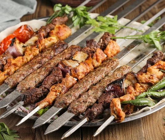 Türkiye’de kebap sektörü, gastronomi alanının en güçlü ve en hareketli kollarından biri olarak öne çıkıyor. Restoranların sunduğu ürün kalitesini belirleyen en önemli unsurlar arasında kullanılan etin niteliği kadar satın alma maliyeti de yer alıyor. Bu nedenle toptan et fiyatları, işletmelerin maliyet hesaplamalarında ve fiyat politikalarının oluşturulmasında belirleyici rol üstleniyor. Hayvancılık üretiminden lojistik süreçlerine, yem maliyetlerinden arz ve talep dengesine kadar birçok unsur, et fiyatlarının şekillenmesinde etkili oluyor. Konulu bir haber görseli.