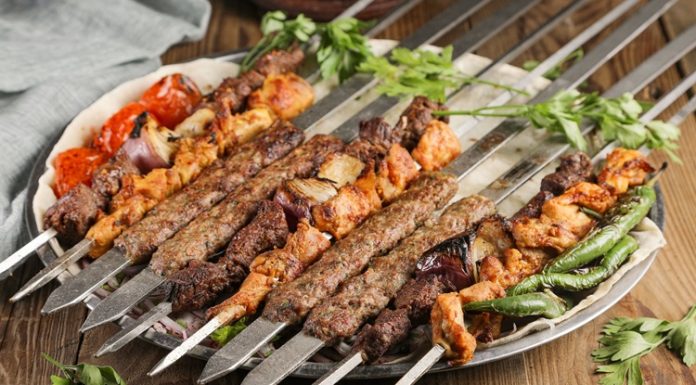 Türkiye’de kebap sektörü, gastronomi alanının en güçlü ve en hareketli kollarından biri olarak öne çıkıyor. Restoranların sunduğu ürün kalitesini belirleyen en önemli unsurlar arasında kullanılan etin niteliği kadar satın alma maliyeti de yer alıyor. Bu nedenle toptan et fiyatları, işletmelerin maliyet hesaplamalarında ve fiyat politikalarının oluşturulmasında belirleyici rol üstleniyor. Hayvancılık üretiminden lojistik süreçlerine, yem maliyetlerinden arz ve talep dengesine kadar birçok unsur, et fiyatlarının şekillenmesinde etkili oluyor. Konulu bir haber görseli.