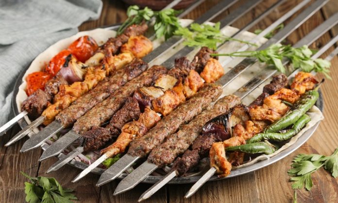 Türkiye’de kebap sektörü, gastronomi alanının en güçlü ve en hareketli kollarından biri olarak öne çıkıyor. Restoranların sunduğu ürün kalitesini belirleyen en önemli unsurlar arasında kullanılan etin niteliği kadar satın alma maliyeti de yer alıyor. Bu nedenle toptan et fiyatları, işletmelerin maliyet hesaplamalarında ve fiyat politikalarının oluşturulmasında belirleyici rol üstleniyor. Hayvancılık üretiminden lojistik süreçlerine, yem maliyetlerinden arz ve talep dengesine kadar birçok unsur, et fiyatlarının şekillenmesinde etkili oluyor. Konulu bir haber görseli.