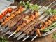 Kebap Sektöründe Toptan Et Fiyatları Türkiye’de kebap sektörü, gastronomi alanının en güçlü ve en hareketli kollarından biri olarak öne çıkıyor. Restoranların sunduğu ürün kalitesini belirleyen en önemli unsurlar arasında kullanılan etin niteliği kadar satın alma maliyeti de yer alıyor. Bu nedenle toptan et fiyatları, işletmelerin maliyet hesaplamalarında ve fiyat politikalarının oluşturulmasında belirleyici rol üstleniyor. Hayvancılık üretiminden lojistik süreçlerine, yem maliyetlerinden arz ve talep dengesine kadar birçok unsur, et fiyatlarının şekillenmesinde etkili oluyor. Konulu bir haber görseli.