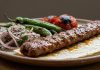 Türkiye’nin en köklü gastronomi alanlarından biri olan kebap sektörü, değişen tüketim alışkanlıkları, teknolojik gelişmeler ve küresel rekabetin etkisiyle birlikte yeni bir gelecek vizyonu oluşturmaktadır. Geleneksel mutfak kültürünün modern işletmecilik anlayışıyla birleşmesi, sektörün geleceğini şekillendiren en önemli faktörlerden biri haline gelmiştir. Konulu bir haber görseli.