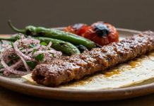 Kebap Sektörünün Gelecek Vizyonu Türkiye’nin en köklü gastronomi alanlarından biri olan kebap sektörü, değişen tüketim alışkanlıkları, teknolojik gelişmeler ve küresel rekabetin etkisiyle birlikte yeni bir gelecek vizyonu oluşturmaktadır. Geleneksel mutfak kültürünün modern işletmecilik anlayışıyla birleşmesi, sektörün geleceğini şekillendiren en önemli faktörlerden biri haline gelmiştir. Konulu bir haber görseli.