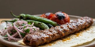 Türkiye’nin en köklü gastronomi alanlarından biri olan kebap sektörü, değişen tüketim alışkanlıkları, teknolojik gelişmeler ve küresel rekabetin etkisiyle birlikte yeni bir gelecek vizyonu oluşturmaktadır. Geleneksel mutfak kültürünün modern işletmecilik anlayışıyla birleşmesi, sektörün geleceğini şekillendiren en önemli faktörlerden biri haline gelmiştir. Konulu bir haber görseli.