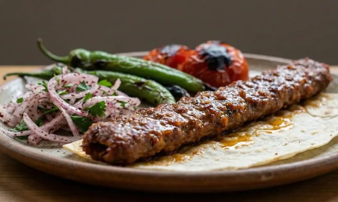 Türkiye’nin en köklü gastronomi alanlarından biri olan kebap sektörü, değişen tüketim alışkanlıkları, teknolojik gelişmeler ve küresel rekabetin etkisiyle birlikte yeni bir gelecek vizyonu oluşturmaktadır. Geleneksel mutfak kültürünün modern işletmecilik anlayışıyla birleşmesi, sektörün geleceğini şekillendiren en önemli faktörlerden biri haline gelmiştir. Konulu bir haber görseli.