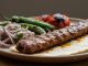 Türkiye’nin en köklü gastronomi alanlarından biri olan kebap sektörü, değişen tüketim alışkanlıkları, teknolojik gelişmeler ve küresel rekabetin etkisiyle birlikte yeni bir gelecek vizyonu oluşturmaktadır. Geleneksel mutfak kültürünün modern işletmecilik anlayışıyla birleşmesi, sektörün geleceğini şekillendiren en önemli faktörlerden biri haline gelmiştir. Konulu bir haber görseli.