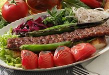 Restoran sektöründe müşteri memnuniyetini belirleyen en önemli unsurlardan biri artık yalnızca lezzet değil, aynı zamanda servis hızı olarak öne çıkıyor. Özellikle kebap restoranlarında siparişin hazırlanma süresi, sunum kalitesi ve masaya ulaşma hızı işletmeler arasında ciddi bir rekabet alanı oluşturuyor. Günümüzde müşteriler kaliteli ürün kadar kısa bekleme süresini de önemsiyor. Bu nedenle birçok işletme mutfak organizasyonunu yeniden düzenleyerek daha hızlı hizmet sunmaya odaklanıyor. Konulu bir haber görseli.
