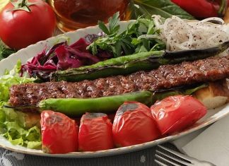 Restoran sektöründe müşteri memnuniyetini belirleyen en önemli unsurlardan biri artık yalnızca lezzet değil, aynı zamanda servis hızı olarak öne çıkıyor. Özellikle kebap restoranlarında siparişin hazırlanma süresi, sunum kalitesi ve masaya ulaşma hızı işletmeler arasında ciddi bir rekabet alanı oluşturuyor. Günümüzde müşteriler kaliteli ürün kadar kısa bekleme süresini de önemsiyor. Bu nedenle birçok işletme mutfak organizasyonunu yeniden düzenleyerek daha hızlı hizmet sunmaya odaklanıyor. Konulu bir haber görseli.
