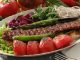 Restoran sektöründe müşteri memnuniyetini belirleyen en önemli unsurlardan biri artık yalnızca lezzet değil, aynı zamanda servis hızı olarak öne çıkıyor. Özellikle kebap restoranlarında siparişin hazırlanma süresi, sunum kalitesi ve masaya ulaşma hızı işletmeler arasında ciddi bir rekabet alanı oluşturuyor. Günümüzde müşteriler kaliteli ürün kadar kısa bekleme süresini de önemsiyor. Bu nedenle birçok işletme mutfak organizasyonunu yeniden düzenleyerek daha hızlı hizmet sunmaya odaklanıyor. Konulu bir haber görseli.