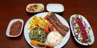 Türk mutfağının simge lezzetlerinden biri olan Kebap, son yıllarda yalnızca pişirme teknikleriyle değil servis anlayışındaki yeniliklerle de dikkat çekiyor. Geleneksel sunum biçimlerini modern gastronomi trendleriyle birleştiren restoranlar, müşterilerine farklı bir deneyim yaşatmak için yeni konseptler geliştiriyor. Şık servis ekipmanları, interaktif sunumlar ve özgün masa düzenleri, kebap servisinde yeni bir dönemin kapılarını aralıyor. Konulu bir haber görseli.