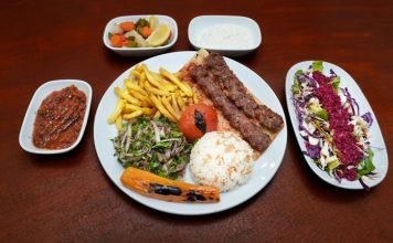 Türk mutfağının simge lezzetlerinden biri olan Kebap, son yıllarda yalnızca pişirme teknikleriyle değil servis anlayışındaki yeniliklerle de dikkat çekiyor. Geleneksel sunum biçimlerini modern gastronomi trendleriyle birleştiren restoranlar, müşterilerine farklı bir deneyim yaşatmak için yeni konseptler geliştiriyor. Şık servis ekipmanları, interaktif sunumlar ve özgün masa düzenleri, kebap servisinde yeni bir dönemin kapılarını aralıyor. Konulu bir haber görseli.