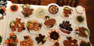 Türk mutfağının en köklü lezzetlerinden biri olan Kebap, yalnızca lezzetiyle değil son yıllarda değişen sunum anlayışıyla da dikkat çekiyor. Geleneksel servis biçimlerinin yanı sıra modern gastronomi trendlerinden ilham alan restoranlar, estetik tabak düzenlemeleri ve yaratıcı sunum teknikleriyle müşterilerine farklı bir deneyim yaşatıyor. Bu dönüşüm, özellikle sosyal medya kullanımının artmasıyla birlikte restoran sektöründe önemli bir rekabet alanı haline gelmiş durumda. Konulu bir haber görseli.