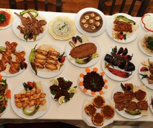 Türk mutfağının en köklü lezzetlerinden biri olan Kebap, yalnızca lezzetiyle değil son yıllarda değişen sunum anlayışıyla da dikkat çekiyor. Geleneksel servis biçimlerinin yanı sıra modern gastronomi trendlerinden ilham alan restoranlar, estetik tabak düzenlemeleri ve yaratıcı sunum teknikleriyle müşterilerine farklı bir deneyim yaşatıyor. Bu dönüşüm, özellikle sosyal medya kullanımının artmasıyla birlikte restoran sektöründe önemli bir rekabet alanı haline gelmiş durumda. Konulu bir haber görseli.