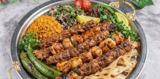 Kebap Sunumunda Görsellik Kebap Sunumunda Görsellik, gastronomi sektöründe lezzet kadar önem kazanan unsurlar arasında yer alıyor. Günümüzde tüketiciler yalnızca lezzetli bir kebap yemek istemiyor, aynı zamanda göze hitap eden estetik bir sunum da bekliyor. Özellikle sosyal medyanın etkisiyle birlikte tabak tasarımı, renk uyumu ve servis şekli restoran tercihlerini doğrudan etkileyen faktörlerden biri haline geldi. Konulu bir haber görseli.