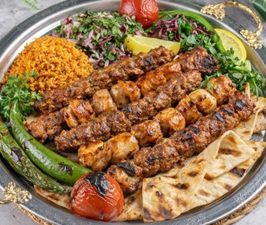 Kebap Sunumunda Görsellik, gastronomi sektöründe lezzet kadar önem kazanan unsurlar arasında yer alıyor. Günümüzde tüketiciler yalnızca lezzetli bir kebap yemek istemiyor, aynı zamanda göze hitap eden estetik bir sunum da bekliyor. Özellikle sosyal medyanın etkisiyle birlikte tabak tasarımı, renk uyumu ve servis şekli restoran tercihlerini doğrudan etkileyen faktörlerden biri haline geldi. Konulu bir haber görseli.