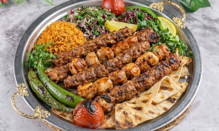 Kebap Sunumunda Görsellik, gastronomi sektöründe lezzet kadar önem kazanan unsurlar arasında yer alıyor. Günümüzde tüketiciler yalnızca lezzetli bir kebap yemek istemiyor, aynı zamanda göze hitap eden estetik bir sunum da bekliyor. Özellikle sosyal medyanın etkisiyle birlikte tabak tasarımı, renk uyumu ve servis şekli restoran tercihlerini doğrudan etkileyen faktörlerden biri haline geldi. Konulu bir haber görseli.