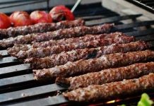 Kebap, Türk mutfağının en köklü ve en sevilen lezzetlerinden biri olarak yıllardır sofraların vazgeçilmez yemekleri arasında yer alıyor. Geleneksel tariflerde etin doğal lezzeti ön planda tutulurken, günümüzde gelişen gastronomi anlayışıyla birlikte sunumlarda kullanılan sos çeşitleri de önemli bir yer edinmeye başladı. Doğru seçilen soslar, kebabın aromasını desteklerken tabağın görsel zenginliğini de artırıyor. Bu nedenle birçok restoran, kendine özgü sos tarifleri geliştirerek müşterilerine farklı lezzet deneyimleri sunmayı hedefliyor. Konulu bir haber görseli.
