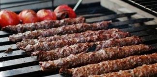 Kebap, Türk mutfağının en köklü ve en sevilen lezzetlerinden biri olarak yıllardır sofraların vazgeçilmez yemekleri arasında yer alıyor. Geleneksel tariflerde etin doğal lezzeti ön planda tutulurken, günümüzde gelişen gastronomi anlayışıyla birlikte sunumlarda kullanılan sos çeşitleri de önemli bir yer edinmeye başladı. Doğru seçilen soslar, kebabın aromasını desteklerken tabağın görsel zenginliğini de artırıyor. Bu nedenle birçok restoran, kendine özgü sos tarifleri geliştirerek müşterilerine farklı lezzet deneyimleri sunmayı hedefliyor. Konulu bir haber görseli.