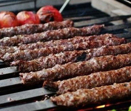 Kebap, Türk mutfağının en köklü ve en sevilen lezzetlerinden biri olarak yıllardır sofraların vazgeçilmez yemekleri arasında yer alıyor. Geleneksel tariflerde etin doğal lezzeti ön planda tutulurken, günümüzde gelişen gastronomi anlayışıyla birlikte sunumlarda kullanılan sos çeşitleri de önemli bir yer edinmeye başladı. Doğru seçilen soslar, kebabın aromasını desteklerken tabağın görsel zenginliğini de artırıyor. Bu nedenle birçok restoran, kendine özgü sos tarifleri geliştirerek müşterilerine farklı lezzet deneyimleri sunmayı hedefliyor. Konulu bir haber görseli.
