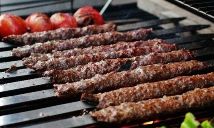 Kebap, Türk mutfağının en köklü ve en sevilen lezzetlerinden biri olarak yıllardır sofraların vazgeçilmez yemekleri arasında yer alıyor. Geleneksel tariflerde etin doğal lezzeti ön planda tutulurken, günümüzde gelişen gastronomi anlayışıyla birlikte sunumlarda kullanılan sos çeşitleri de önemli bir yer edinmeye başladı. Doğru seçilen soslar, kebabın aromasını desteklerken tabağın görsel zenginliğini de artırıyor. Bu nedenle birçok restoran, kendine özgü sos tarifleri geliştirerek müşterilerine farklı lezzet deneyimleri sunmayı hedefliyor. Konulu bir haber görseli.