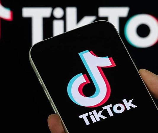 Kebap TikTok Trendleri Kebap TikTok Trendleri, dijital dünyanın hızla değişen dinamikleriyle birlikte gastronomi sektörünün en dikkat çekici başlıklarından biri haline geldi. Kısa video formatlarının büyük ilgi görmesi, kebap içeriklerinin milyonlarca kullanıcıya ulaşmasını sağlıyor. Izgarada pişen etlerin görüntüsü, ustaların hızlı hareketleri ve özenle hazırlanan sunumlar, TikTok kullanıcılarının en çok izlediği gastronomi içerikleri arasında yer alıyor. Konulu bir haber görseli.