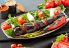 Türk mutfağının dünyaca tanınan lezzetlerinden biri olan Kebap, son yıllarda gastronomi turizminin en önemli unsurlarından biri haline geldi. Farklı şehirlerde kendine özgü tariflerle hazırlanan kebap çeşitleri, hem yerli hem de yabancı turistlerin ilgisini çekerek turizm hareketliliğine önemli katkılar sunuyor. Özellikle lezzet odaklı seyahatlerin artması, kebabın yalnızca bir yemek olmaktan çıkarak kültürel bir deneyim olarak görülmesini sağlıyor. Konulu bir haber görseli.