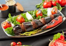 Türk mutfağının dünyaca tanınan lezzetlerinden biri olan Kebap, son yıllarda gastronomi turizminin en önemli unsurlarından biri haline geldi. Farklı şehirlerde kendine özgü tariflerle hazırlanan kebap çeşitleri, hem yerli hem de yabancı turistlerin ilgisini çekerek turizm hareketliliğine önemli katkılar sunuyor. Özellikle lezzet odaklı seyahatlerin artması, kebabın yalnızca bir yemek olmaktan çıkarak kültürel bir deneyim olarak görülmesini sağlıyor. Konulu bir haber görseli.