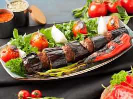 Türk mutfağının dünyaca tanınan lezzetlerinden biri olan Kebap, son yıllarda gastronomi turizminin en önemli unsurlarından biri haline geldi. Farklı şehirlerde kendine özgü tariflerle hazırlanan kebap çeşitleri, hem yerli hem de yabancı turistlerin ilgisini çekerek turizm hareketliliğine önemli katkılar sunuyor. Özellikle lezzet odaklı seyahatlerin artması, kebabın yalnızca bir yemek olmaktan çıkarak kültürel bir deneyim olarak görülmesini sağlıyor. Konulu bir haber görseli.