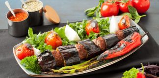 Türk mutfağının dünyaca tanınan lezzetlerinden biri olan Kebap, son yıllarda gastronomi turizminin en önemli unsurlarından biri haline geldi. Farklı şehirlerde kendine özgü tariflerle hazırlanan kebap çeşitleri, hem yerli hem de yabancı turistlerin ilgisini çekerek turizm hareketliliğine önemli katkılar sunuyor. Özellikle lezzet odaklı seyahatlerin artması, kebabın yalnızca bir yemek olmaktan çıkarak kültürel bir deneyim olarak görülmesini sağlıyor. Konulu bir haber görseli.