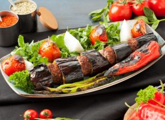 Türk mutfağının dünyaca tanınan lezzetlerinden biri olan Kebap, son yıllarda gastronomi turizminin en önemli unsurlarından biri haline geldi. Farklı şehirlerde kendine özgü tariflerle hazırlanan kebap çeşitleri, hem yerli hem de yabancı turistlerin ilgisini çekerek turizm hareketliliğine önemli katkılar sunuyor. Özellikle lezzet odaklı seyahatlerin artması, kebabın yalnızca bir yemek olmaktan çıkarak kültürel bir deneyim olarak görülmesini sağlıyor. Konulu bir haber görseli.