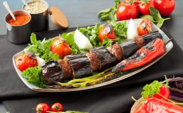 Türk mutfağının dünyaca tanınan lezzetlerinden biri olan Kebap, son yıllarda gastronomi turizminin en önemli unsurlarından biri haline geldi. Farklı şehirlerde kendine özgü tariflerle hazırlanan kebap çeşitleri, hem yerli hem de yabancı turistlerin ilgisini çekerek turizm hareketliliğine önemli katkılar sunuyor. Özellikle lezzet odaklı seyahatlerin artması, kebabın yalnızca bir yemek olmaktan çıkarak kültürel bir deneyim olarak görülmesini sağlıyor. Konulu bir haber görseli.