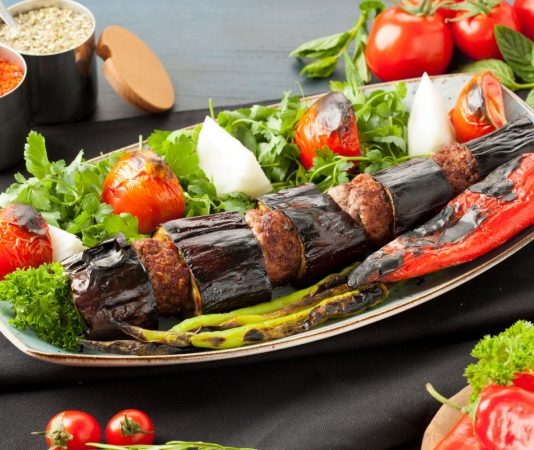 Türk mutfağının dünyaca tanınan lezzetlerinden biri olan Kebap, son yıllarda gastronomi turizminin en önemli unsurlarından biri haline geldi. Farklı şehirlerde kendine özgü tariflerle hazırlanan kebap çeşitleri, hem yerli hem de yabancı turistlerin ilgisini çekerek turizm hareketliliğine önemli katkılar sunuyor. Özellikle lezzet odaklı seyahatlerin artması, kebabın yalnızca bir yemek olmaktan çıkarak kültürel bir deneyim olarak görülmesini sağlıyor. Konulu bir haber görseli.