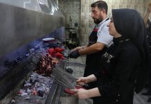 Türk mutfağının en önemli lezzetlerinden biri olan kebap, yüzyıllardır süregelen bir ustalık geleneğinin ürünü olarak sofralardaki yerini koruyor. Farklı yörelere özgü pişirme teknikleri, et seçimi ve sunum anlayışı sayesinde kebap kültürü yalnızca bir yemek değil, aynı zamanda önemli bir gastronomi mirası olarak değerlendiriliyor. Bu lezzetin ortaya çıkmasında ise yıllar süren eğitimlerden geçen ustaların emeği büyük rol oynuyor. Kebap ustaları, uzun ve disiplinli bir öğrenme sürecinin ardından mesleklerinde uzmanlaşarak geleneksel tarifleri geleceğe taşımaya devam ediyor. Tüm haber detayı için tıklayınız.