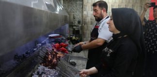 Türk mutfağının en önemli lezzetlerinden biri olan kebap, yüzyıllardır süregelen bir ustalık geleneğinin ürünü olarak sofralardaki yerini koruyor. Farklı yörelere özgü pişirme teknikleri, et seçimi ve sunum anlayışı sayesinde kebap kültürü yalnızca bir yemek değil, aynı zamanda önemli bir gastronomi mirası olarak değerlendiriliyor. Bu lezzetin ortaya çıkmasında ise yıllar süren eğitimlerden geçen ustaların emeği büyük rol oynuyor. Kebap ustaları, uzun ve disiplinli bir öğrenme sürecinin ardından mesleklerinde uzmanlaşarak geleneksel tarifleri geleceğe taşımaya devam ediyor. Tüm haber detayı için tıklayınız.