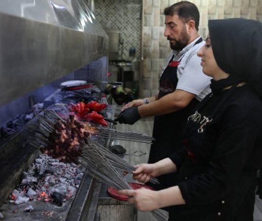 Türk mutfağının en önemli lezzetlerinden biri olan kebap, yüzyıllardır süregelen bir ustalık geleneğinin ürünü olarak sofralardaki yerini koruyor. Farklı yörelere özgü pişirme teknikleri, et seçimi ve sunum anlayışı sayesinde kebap kültürü yalnızca bir yemek değil, aynı zamanda önemli bir gastronomi mirası olarak değerlendiriliyor. Bu lezzetin ortaya çıkmasında ise yıllar süren eğitimlerden geçen ustaların emeği büyük rol oynuyor. Kebap ustaları, uzun ve disiplinli bir öğrenme sürecinin ardından mesleklerinde uzmanlaşarak geleneksel tarifleri geleceğe taşımaya devam ediyor. Tüm haber detayı için tıklayınız.
