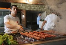 Türkiye’nin gastronomi kültürü içinde özel bir yere sahip olan kebap, yalnızca bir yemek değil aynı zamanda ustalık, emek ve gelenek üzerine kurulu bir yaşam biçimidir. Bu kültürün merkezinde ise yıllarını mutfağa adamış kebap ustaları yer alır. Her bir ustanın hikayesi, sadece bir meslek yolculuğu değil aynı zamanda kuşaktan kuşağa aktarılan bir kültürel mirasın da parçasıdır. Konulu bir haber görseli.