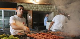 Türkiye’nin gastronomi kültürü içinde özel bir yere sahip olan kebap, yalnızca bir yemek değil aynı zamanda ustalık, emek ve gelenek üzerine kurulu bir yaşam biçimidir. Bu kültürün merkezinde ise yıllarını mutfağa adamış kebap ustaları yer alır. Her bir ustanın hikayesi, sadece bir meslek yolculuğu değil aynı zamanda kuşaktan kuşağa aktarılan bir kültürel mirasın da parçasıdır. Konulu bir haber görseli.