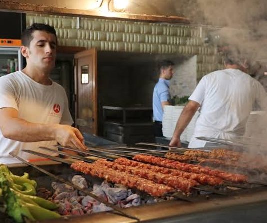Kebap Ustalarının Hikayeleri Türkiye’nin gastronomi kültürü içinde özel bir yere sahip olan kebap, yalnızca bir yemek değil aynı zamanda ustalık, emek ve gelenek üzerine kurulu bir yaşam biçimidir. Bu kültürün merkezinde ise yıllarını mutfağa adamış kebap ustaları yer alır. Her bir ustanın hikayesi, sadece bir meslek yolculuğu değil aynı zamanda kuşaktan kuşağa aktarılan bir kültürel mirasın da parçasıdır. Konulu bir haber görseli.