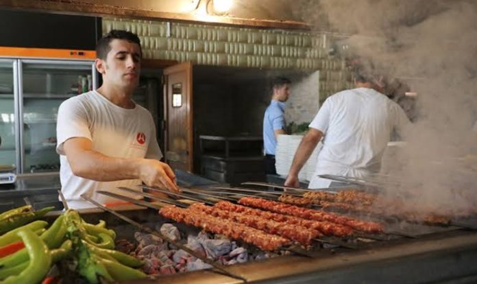 Türkiye’nin gastronomi kültürü içinde özel bir yere sahip olan kebap, yalnızca bir yemek değil aynı zamanda ustalık, emek ve gelenek üzerine kurulu bir yaşam biçimidir. Bu kültürün merkezinde ise yıllarını mutfağa adamış kebap ustaları yer alır. Her bir ustanın hikayesi, sadece bir meslek yolculuğu değil aynı zamanda kuşaktan kuşağa aktarılan bir kültürel mirasın da parçasıdır. Konulu bir haber görseli.