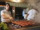 Türkiye’nin gastronomi kültürü içinde özel bir yere sahip olan kebap, yalnızca bir yemek değil aynı zamanda ustalık, emek ve gelenek üzerine kurulu bir yaşam biçimidir. Bu kültürün merkezinde ise yıllarını mutfağa adamış kebap ustaları yer alır. Her bir ustanın hikayesi, sadece bir meslek yolculuğu değil aynı zamanda kuşaktan kuşağa aktarılan bir kültürel mirasın da parçasıdır. Konulu bir haber görseli.