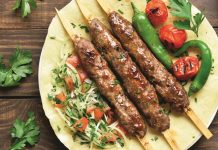Kebap ustalarının rekabeti, Türkiye’nin köklü gastronomi geleneği içinde hem ustalık hem de prestij açısından önemli bir yer tutuyor. Yüzyıllardır aktarılan kebap yapım sanatı, günümüzde yalnızca bir yemek üretimi değil aynı zamanda ustalık, deneyim ve itibar yarışı haline gelmiş durumda. Özellikle büyük şehirlerde artan restoran sayısı, bu rekabeti daha görünür ve daha yoğun hale getiriyor. Konulu bir haber görseli.