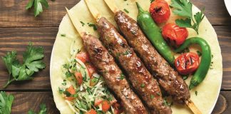 Kebap ustalarının rekabeti, Türkiye’nin köklü gastronomi geleneği içinde hem ustalık hem de prestij açısından önemli bir yer tutuyor. Yüzyıllardır aktarılan kebap yapım sanatı, günümüzde yalnızca bir yemek üretimi değil aynı zamanda ustalık, deneyim ve itibar yarışı haline gelmiş durumda. Özellikle büyük şehirlerde artan restoran sayısı, bu rekabeti daha görünür ve daha yoğun hale getiriyor. Konulu bir haber görseli.